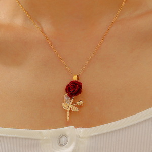 Collar de rosa de corazón Ins de estilo oscuro americano europeo para mujer, Collar chapado en plata de clavícula en forma de corazón de flor entrelazada gótica - Product Image 2