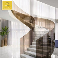Escaliers flottants ronds en métal et verre, design personnalisé CBMmart, pour l'intérieur, avec rampes en verre trempé laminé.
