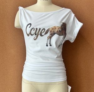 เสื้อยืดถักไหมพรมผู้หญิงแบบไหล่เฉียงพิมพ์ลายม้าพร้อมลายตัวอักษร ดีไซน์ผูกปม ทรงปกติ สวมใส่สบายๆ สำหรับฤดูร้อน - Product Image 4