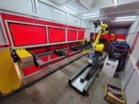 Station de soudage robotisée MAG automatique pour mât de chariot élévateur avec positionneur robotisé 3 axes, rail linéaire et suivi de joint