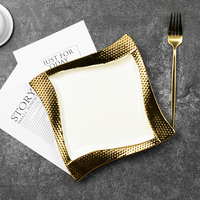 Assiettes en céramique de luxe modernes en gros avec bord doré et décorations en porcelaine dorée en relief pour mariage