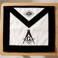 Apron Masonik Single Star Trader Masonic Master Mason dengan Simbol Kompas Persegi dan Mata Yang Maha Melihat, Lis Hitam, Latar Belakang Putih, Aksesori Formal