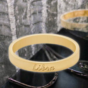 Bague Zodiaque en Acier Inoxydable Plaqué Or 18K avec Nom Gravé en Italique – Bague Empilable pour Femme, Idéal Cadeau - Product Image 2