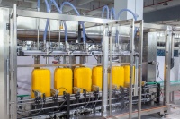 Machine de remplissage automatique de liquides de grande capacité et haute précision pour fûts de grande taille
