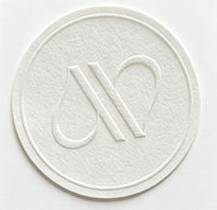 Autocollants d'étiquettes de marque personnalisés avec logo en relief, cercle bombé beige et blanc pur, en papier d'art, pour scellage