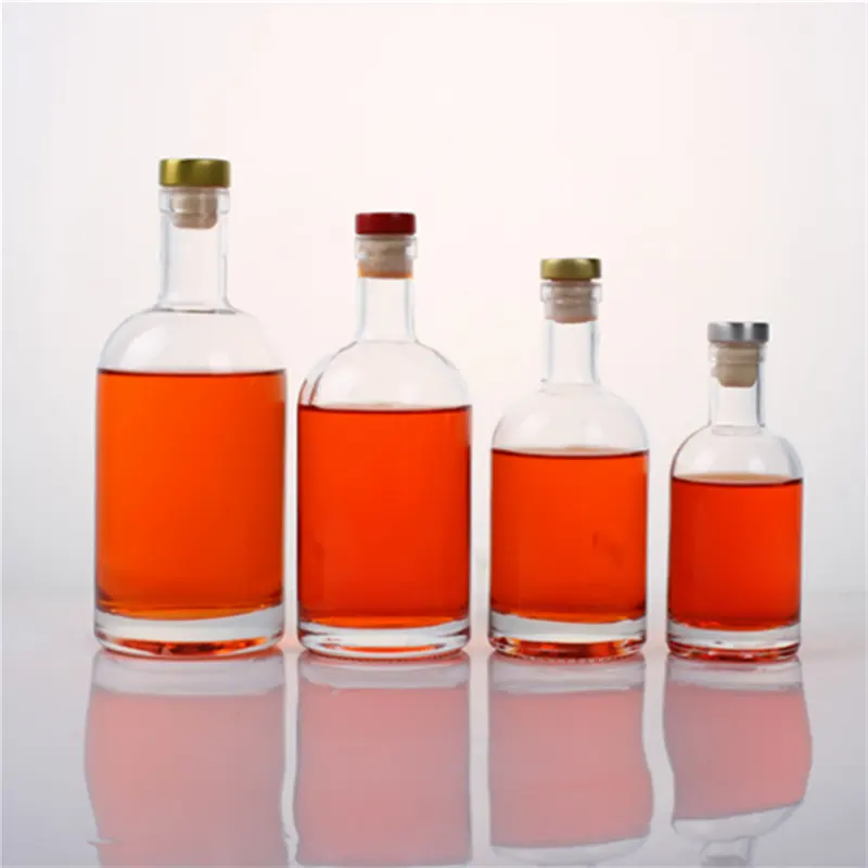 İskandinav Gin cam şişeler 375ml 500ml 750ml şişe ile koyu ahşap Bar Top mantar