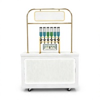 Bar à parfums de luxe moderne avec distributeurs en verre suspendus à cadre métallique doré, dotés d'un design LED écologique pour les magasins de détail haut de gamme