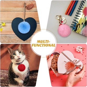 Porte-clés Pompon Coloré en Fausse Fourrure, Vente en Gros - Product Image 2