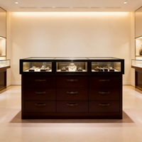 Vitrine de présentation de bijoux en noyer foncé de luxe, finition bois, aménagement boutique, comptoir en verre, éclairage LED, écologique, durable