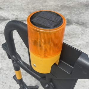 Système de feux de signalisation solaires sans fil avec clignotant de barricade à LED jaune et cône routier ambre en PC pour avertissement de sécurité - Product Image 3