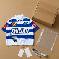 ZHILIAN Kurzes Gestreiftes Poloshirt für Herren mit Nietenkragen und Patch-Stickerei, Varsity Streetwear, Großhandel OEM ODM Private Label