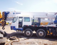 Grue sur camion TADANO GT-550E d'occasion, d'origine japonaise, facile à utiliser, capacité de levage de 55 tonnes, pompe moteur PLC, faible nombre d'heures de fonctionnement