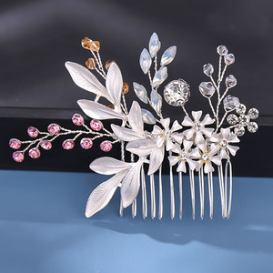 Peineta de Pelo Nupcial Dorada Hecha a Mano con Flores Blancas y Cristales Ámbar, Adorno Floral Vintage Boho para Novias, Accesorios para el Cabello de Boda - Product Image 3