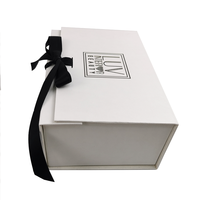 Kotak Kaku Berbentuk Buku dari Karton Magnetik Ramah Lingkungan Mewah Putih Besar Kustom dengan Embossing, Laminasi Matt, dan Lapisan UV untuk Pakaian.