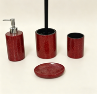 Ensemble d'accessoires de salle de bain modernes et écologiques en résine rouge brillante avec distributeur de savon, porte-brosse WC, gobelet et porte-savon