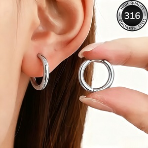 Les boucles d'oreilles circulaires de luxe léger et haut de gamme sont super polyvalentes pour les femmes. Les boucles d'oreilles en métal lisse sont un design de niche. - Product Image 1