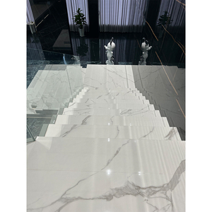 Escalier intérieur en pierre de quartz artificiel décoré avec une dalle de quartz blanc avec des comptoirs en quartz Karaka veine grise - Product Image 5