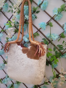 Bolso de Mano Casual de Cuero Genuino para Mujer, Color Marrón, Hecho a Mano, con Cierre de Cremallera, Forro de Algodón y Decoración de Plumas - Product Image 5
