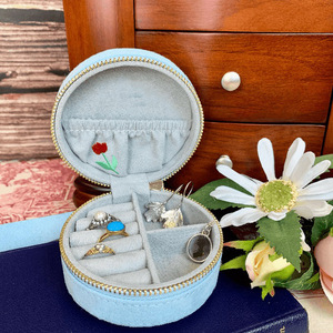 Boîte à bijoux ronde en velours brodée de fleurs, avec fermeture éclair, pour boucles d'oreilles, bagues et bracelets, en tissu bleu soleil - Product Image 2