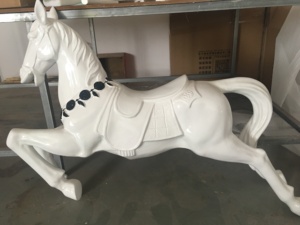 ストアウィンドウビジュアルディスプレイデコレーションディスプレイクラフトカルーセルグラスファイバー馬彫刻カルーセル馬の置物 - Product Image 1