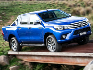 <span class=keywords><strong>Toyota</strong></span> Hilux 2.8D-4x4 <span class=keywords><strong>INVINCIBLE</strong></span> MHEV Usada <span class=keywords><strong>2022</strong></span>, Volante a la Izquierda, Dark Turbo - Product Image 6