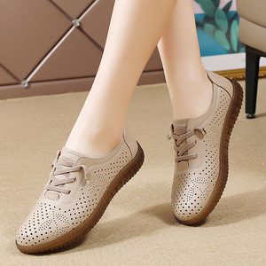 Mocassins d'été en cuir véritable pour femmes ouverts grande taille respirant creux décontracté maman sabots semelle souple sans lacet <span class=keywords><strong>petites</strong></span> <span class=keywords><strong>chaussures</strong></span> en cuir - Product Image 1