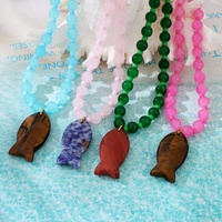 Collier de perles en pierre naturelle Asu, pendentif poisson transparent coloré, bijoux tendance Y2K pour femme, cadeau idéal pour le quotidien et les fêtes
