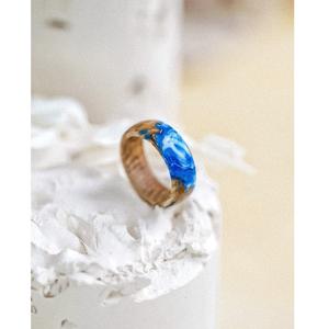 Bague en résine et bois, bijoux faits à la main en bois naturel et résine avec un design unique pour hommes et femmes, à porter au quotidien - Product Image 1
