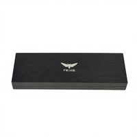 Boîte à bijoux longue en bois grainé noir avec doublure en velours, logo personnalisé, couvercle à charnière pour le rangement de colliers et bracelets, et emballage cadeau de luxe
