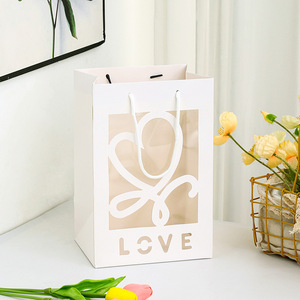 Sac en papier cadeau créatif à fenêtre transparente adapté à une variété de vacances meilleur vendeur diverses couleurs en gros du Vietnam - Product Image 4