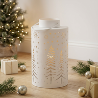 Dernières décorations de Noël pour la maison : lanterne à bougie votive en métal blanc avec motif de sapin découpé