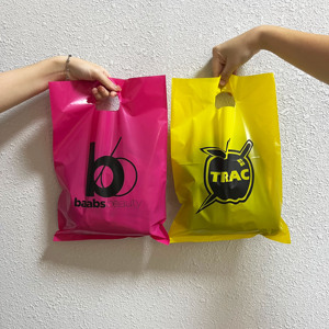 Sacs en plastique personnalisés avec poignée découpée et logo sur mesure – Sacs de courses étanches prédécoupés avec votre propre logo - Product Image 6