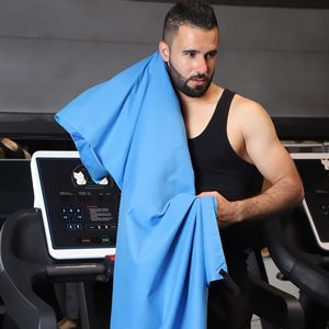 Serviette de sport personnalisée en microfibre suédée à séchage rapide avec logo sur mesure et sac en filet - Product Image 3