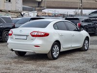 SM3 2015 BLANC, berline compacte à essence, bon rendement énergétique, sièges chauffants, voiture économique