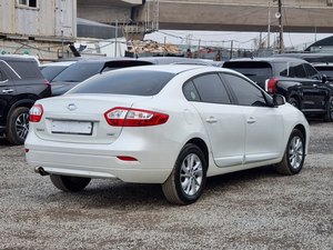 Auto Blanco 2015, Sedán Compacto de Gasolina, Buen Rendimiento de Combustible, Asientos con Calefacción, Auto Económico - Product Image 2