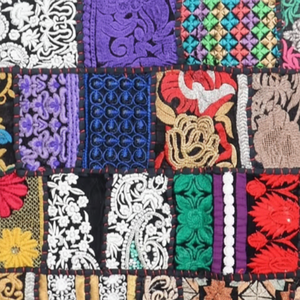 Chemin de table traditionnel en coton brodé et patchwork, fait à la main, personnalisable pour la décoration de la salle à manger - Product Image 1
