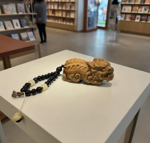 Colgante decorativo para llavero de coche con tallado de sándalo verde - Product Image 6