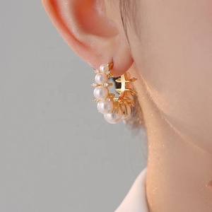 Boucles d'oreilles clous de luxe haut de gamme de style européen et américain avec perle, fermoir à boucle, style froid pour mondaines - Design personnalisé, vente en gros - Product Image 3