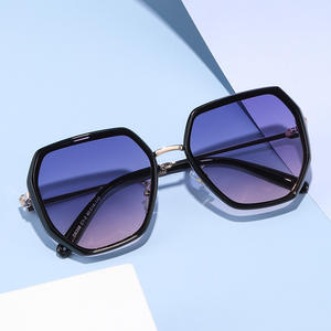 Nouvelles lunettes de soleil polarisées de style européen pour femmes, monture noire, verres gris, protection UV400, tendance, pour les voyages, les activités de plein air et la conduite. - Product Image 4