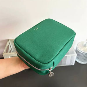 Sacs cosmétiques de maquillage simple vert classique en aluminium de bonbon personnalisable des fabricants de Shenzhen fermeture éclair logo personnalisé de haute qualité - Product Image 2