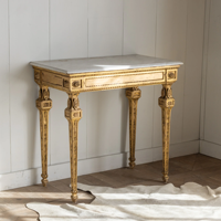Console en bois de bouleau antique française avec finition dorée artisanale et plateau en marbre pour salon de luxe, table de loisirs