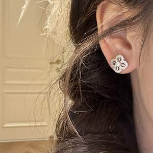 Exquisitos Pendientes de Plata de Ley S925 con Diseño de Flor de Cuatro Hojas y Cruz de Diamantes, Estilo Chino, Versátiles, Nuevo Diseño - Product Image 3