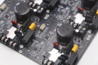 Carte de circuit imprimé noire haute efficacité THT-12 FR-4 pour commande d'alimentation et pilote pour l'électronique grand public