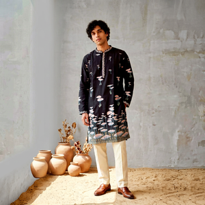 Conjunto de Kurta de Algodón Negro Bordado para Hombre con Pantalones Color Crema, Corte Regular, Largo hasta el Tobillo, Estilo Tradicional Indio-Pakistaní, Informal - Product Image 1