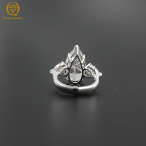 Bague de mariage classique à trois pierres, taille poire, or 18 carats, support personnalisé, diamant de laboratoire de haute qualité couleur D certifié IGI - Product Image 3