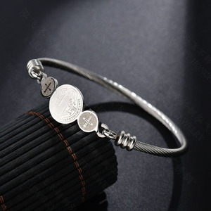 Pulsera de titanio y acero inoxidable personalizada en oro rosa al por mayor, brazalete ajustable con cable para mujer, joyería con dijes religiosos - Product Image 6
