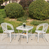 Ensemble de chaises en rotin pour l'extérieur, idéal pour les balcons, les patios et les tables basses.