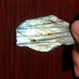Piedra de labradorita natural en bruto, en rodajas pequeñas, con patrón de destellos azules, para meditación y sanación energética. - Product Image 3