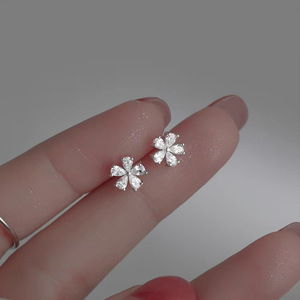 LT-ED193 Nouveauté 2026 Boucles d'oreilles clous fleur en argent 925, style simple et raffiné, luxe fin et tendance avec un design de niche léger - Product Image 6