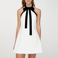 Robe Mini Élégante Blanche Coupe A-Line Personnalisée avec Grand Nœud Noir Contrastant, Col Halter Sans Manches pour Femme – Idéale pour Cocktails, Soirées et Bals de Promo